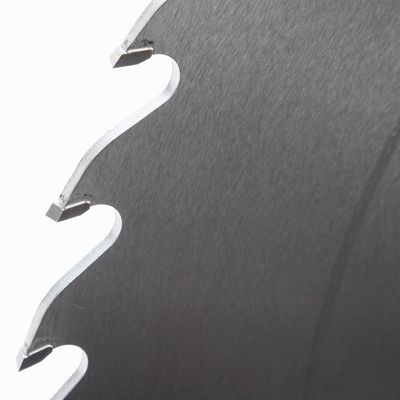 Blade de scie en bois à déchiquetage multi-circulaire à pointe de carbure revêtu de Ti avec râteuse